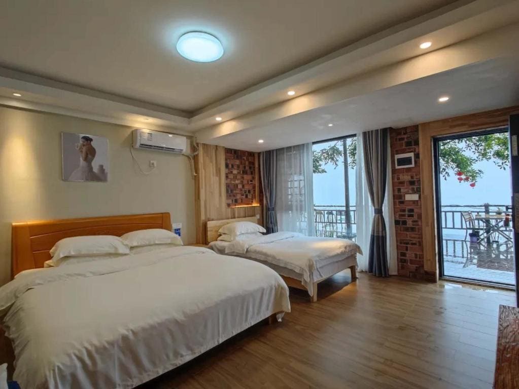 Deluxe Family Room room - Image 1