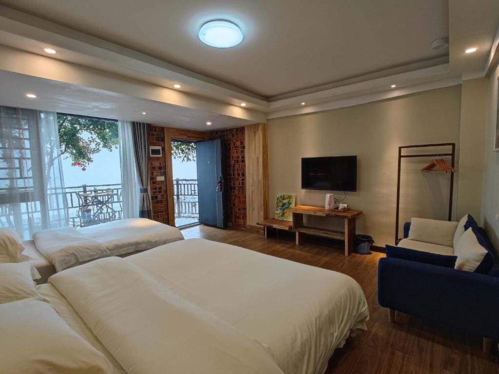 Deluxe Family Room room - Image 2
