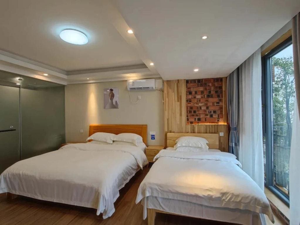 Deluxe Family Room room - Image 3