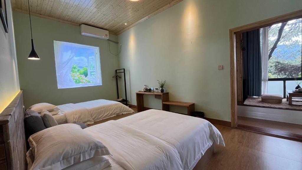 Family Room with Balcony room - Image 3