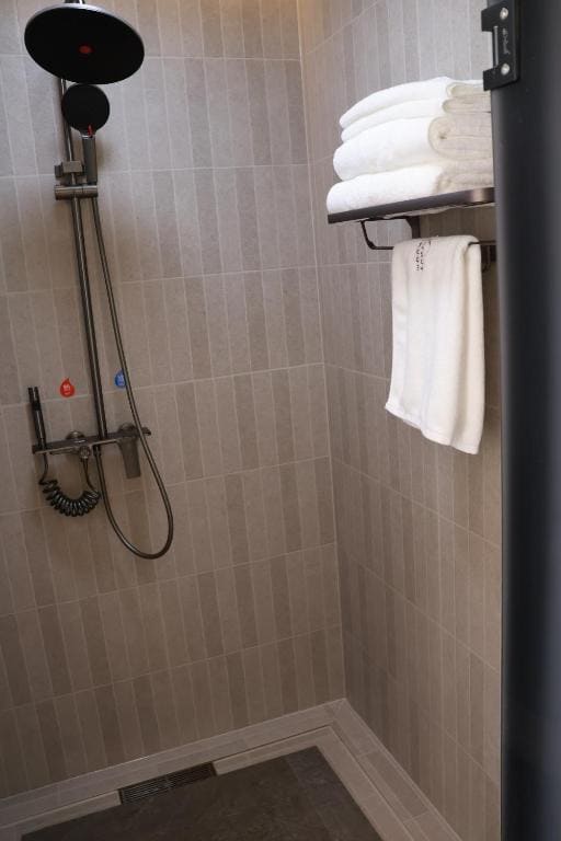 Deluxe Double Room with Balcony room - Image 2