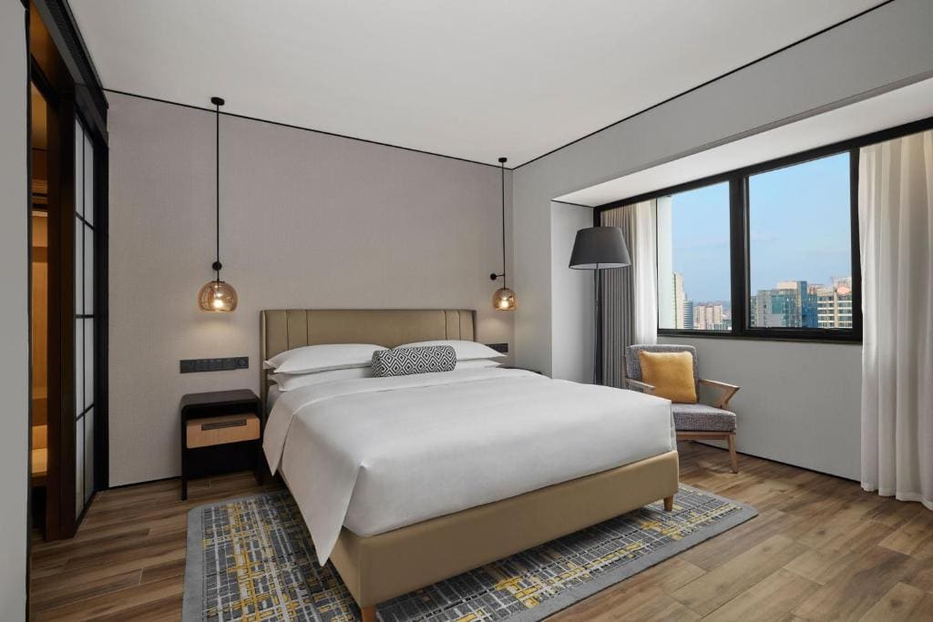 Ambassador Suite, 1 Bedroom Larger Suite, 1 King, City view room - Image 3
