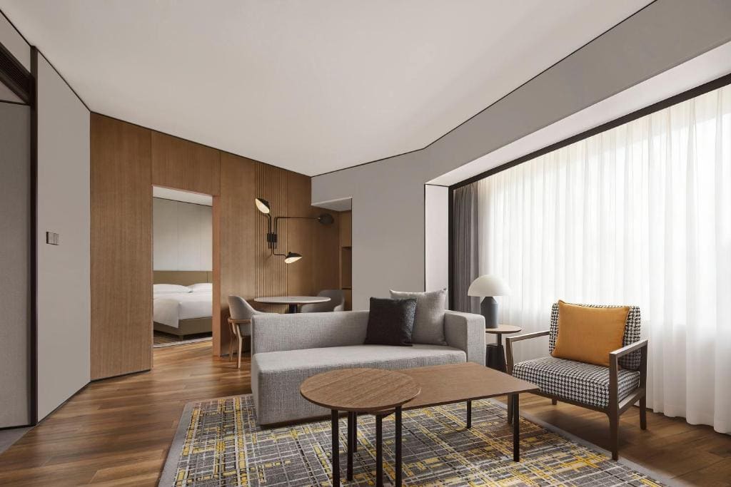 Ambassador Suite, 1 Bedroom Larger Suite, 1 King, City view room - Image 1