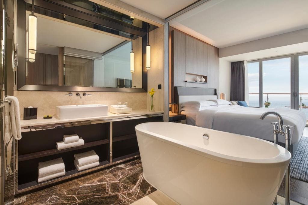 Classic King Room with Ocean View and Balcony - Club Lounge Access room - Image 1