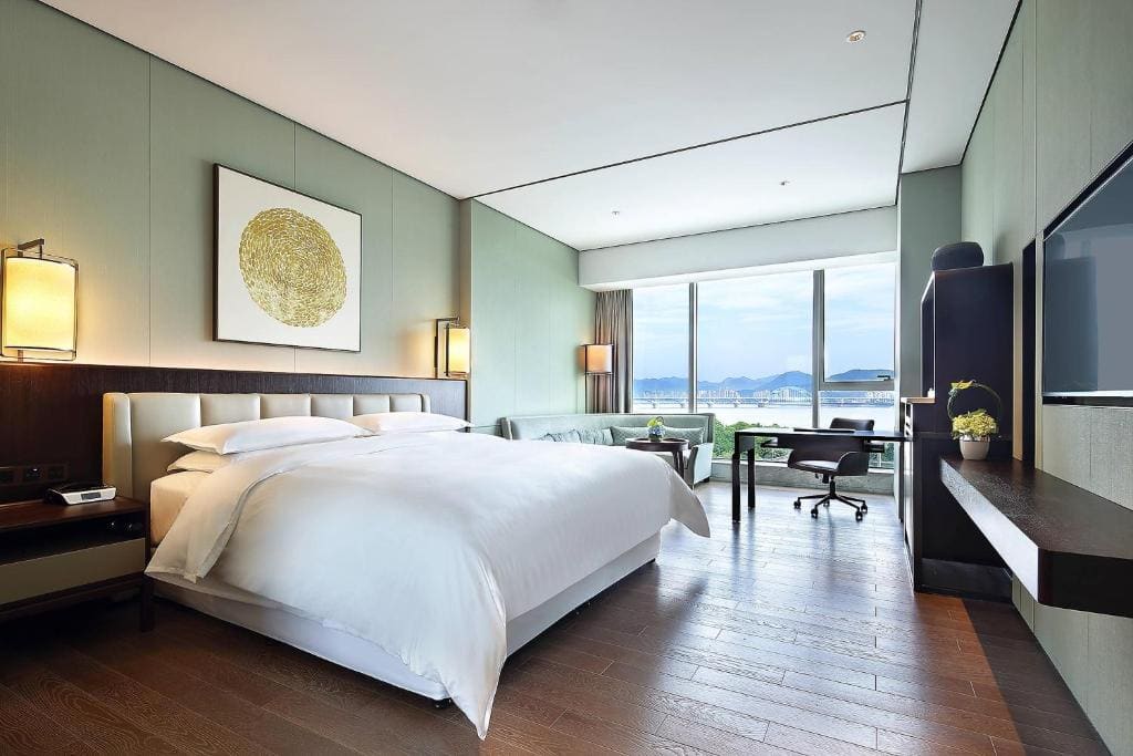 Club King Room room - Image 3