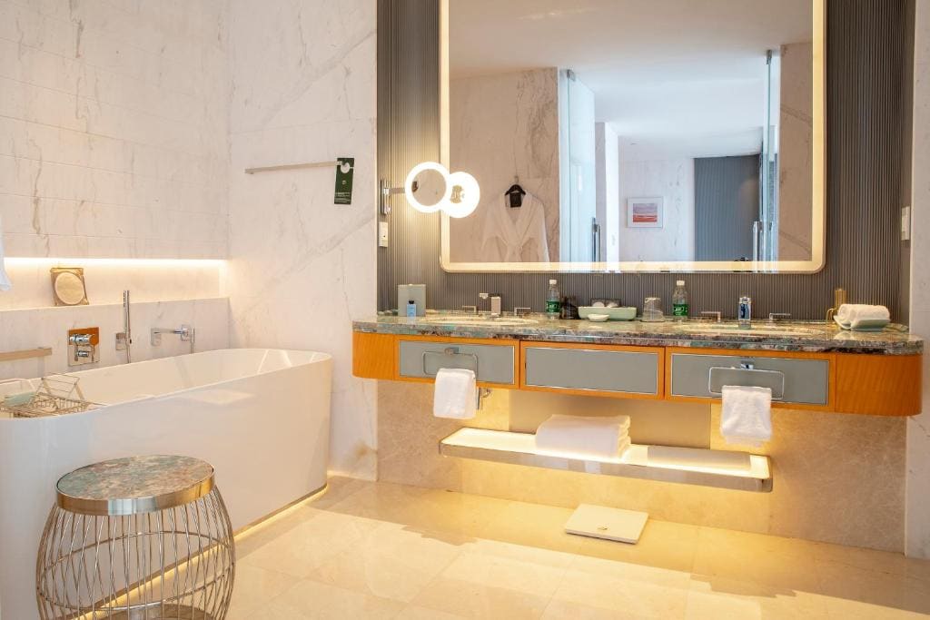 Luxury Magnifique Room, 1 King Bed, Bay View room - Image 2