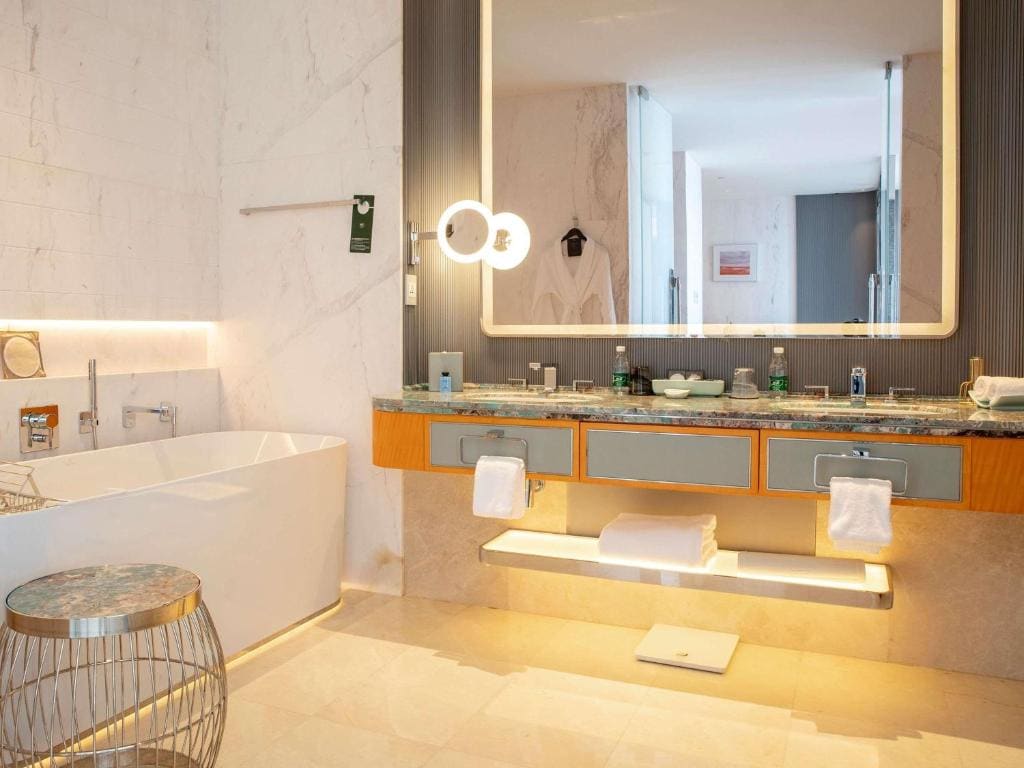 Luxury Club Room, 1 King Bed, Ocean View room - Image 2