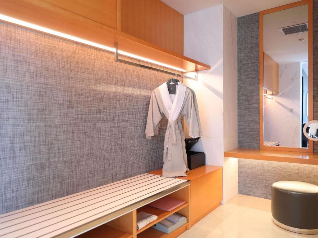 Junior Suite, 1 King Bed, Ocean View room - Image 2
