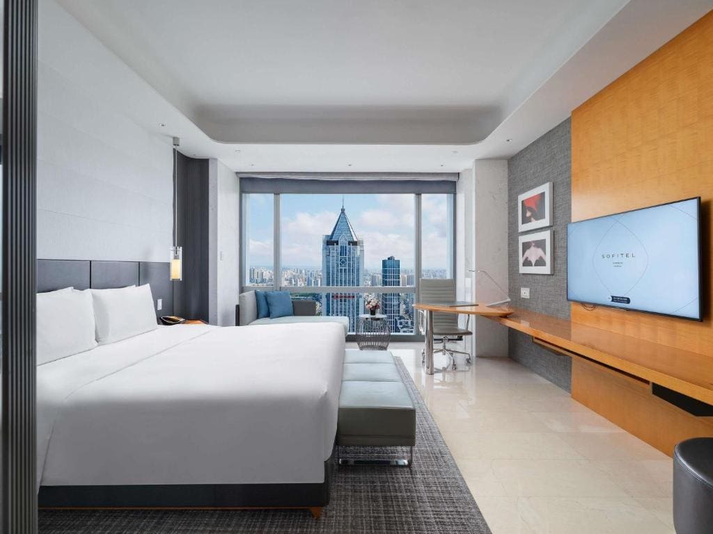 Luxury Club Room, 1 King Bed, City View room - Image 1