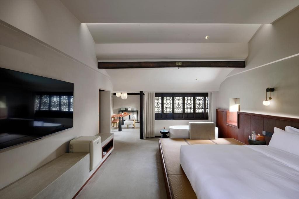 Deluxe Double Room with Bath room - Image 2