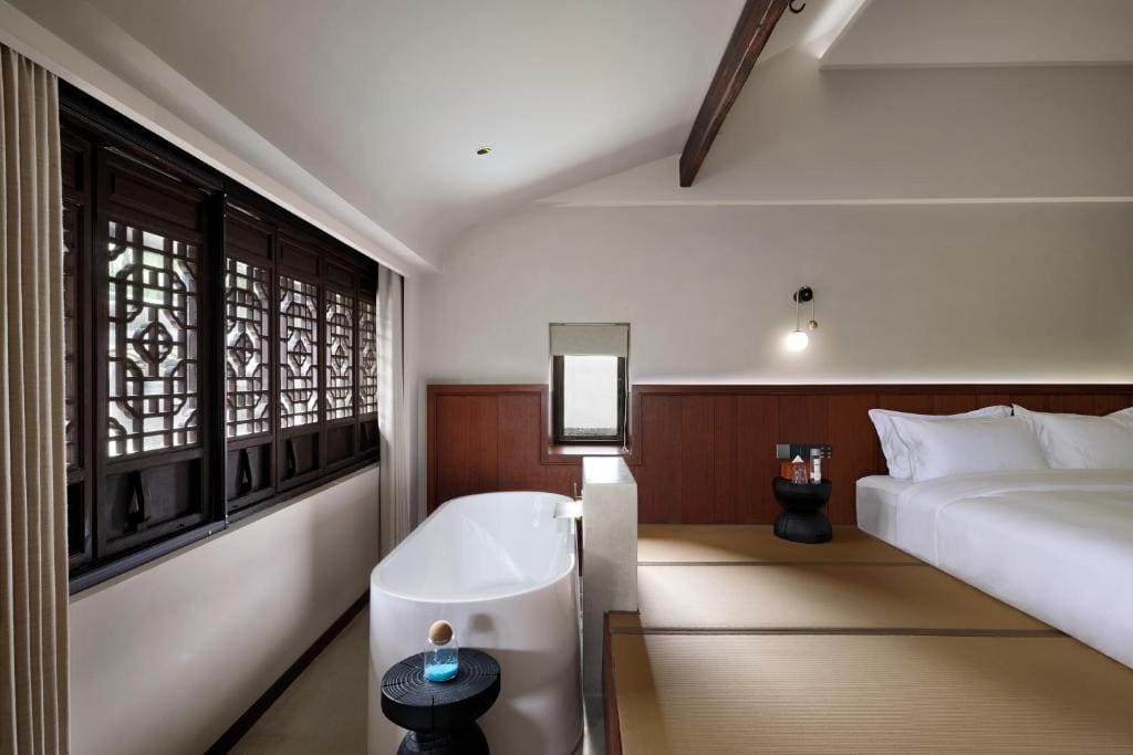 Deluxe Double Room with Bath room - Image 3