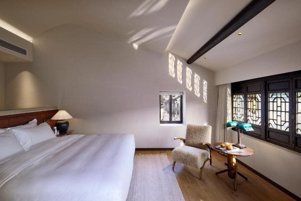 Deluxe Queen Room room - Image 1