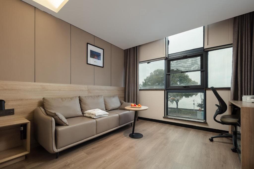 Jimu Double Room with View room - Image 3
