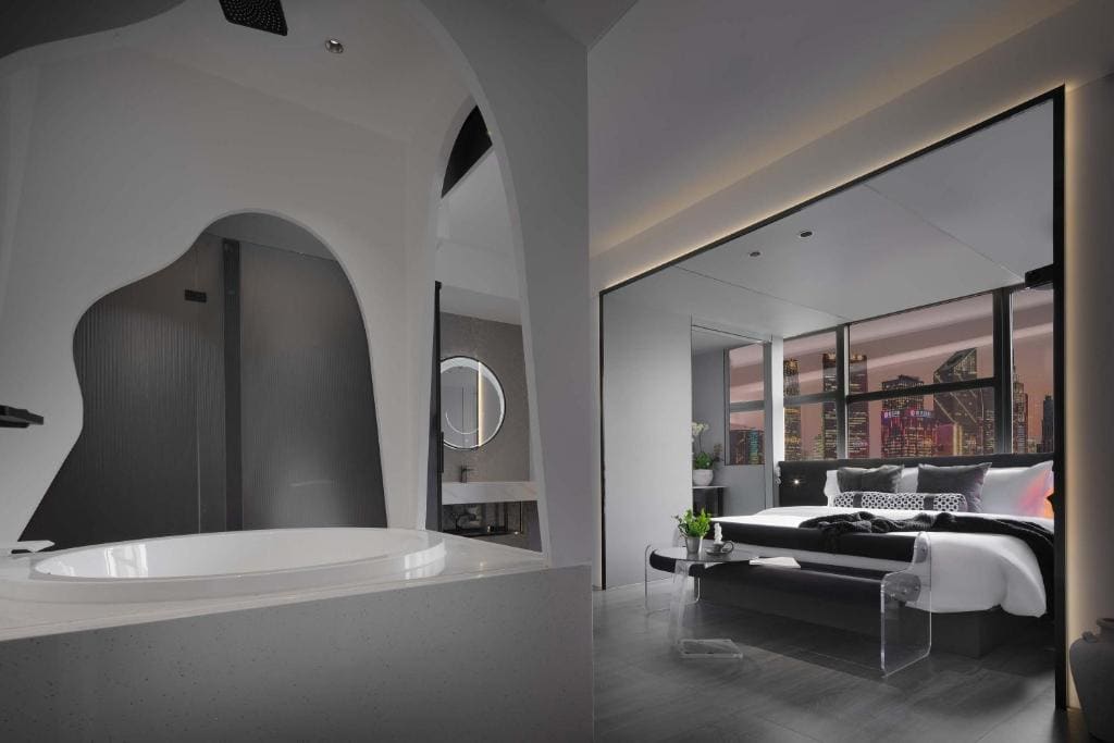 Queen Room with Spa Bath room - Image 2