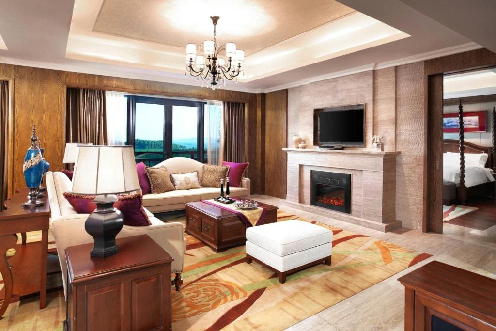 Executive One-Bedroom Vice Presidential Suite - Lounge Access room - Image 1