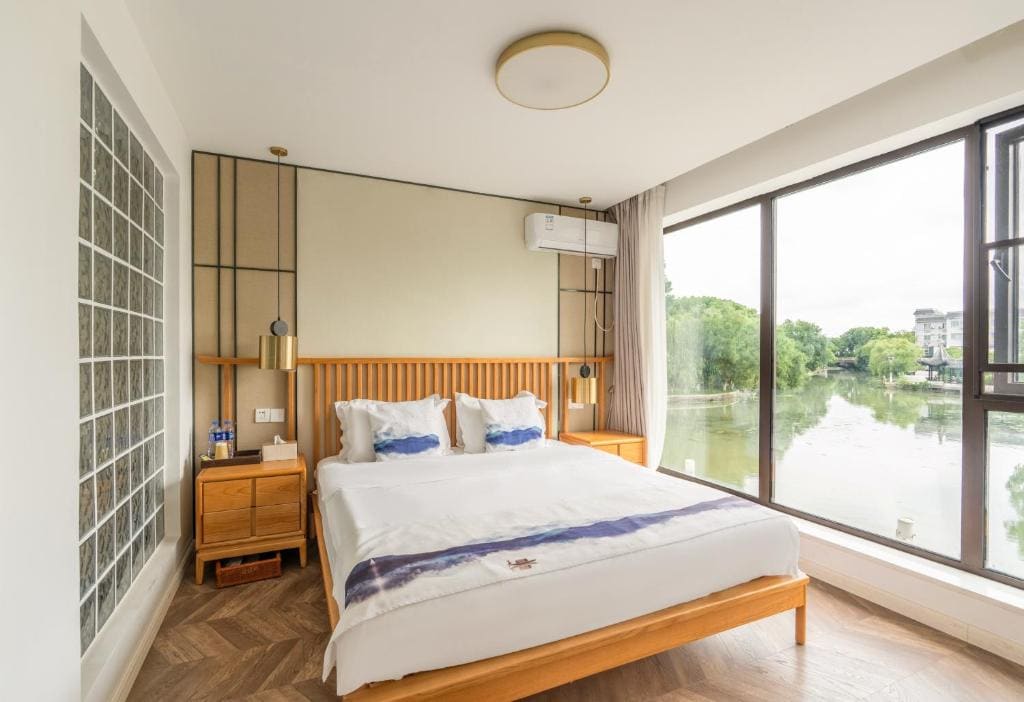 King Room with Lake View room - Image 1