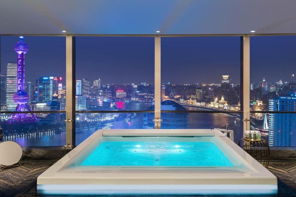 One-Bedroom King Suite with Whirlpool room - Image 2
