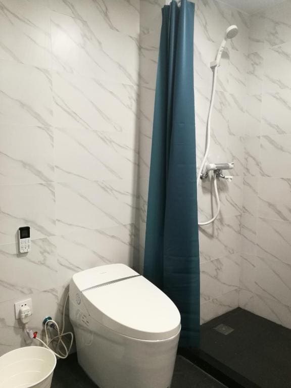 One-Bedroom Apartment room - Image 1