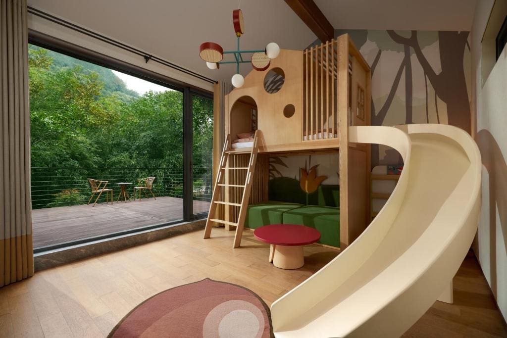 Suite, 1 Queen or 1 Twin, Sofa bed, Courtyard view room - Image 1
