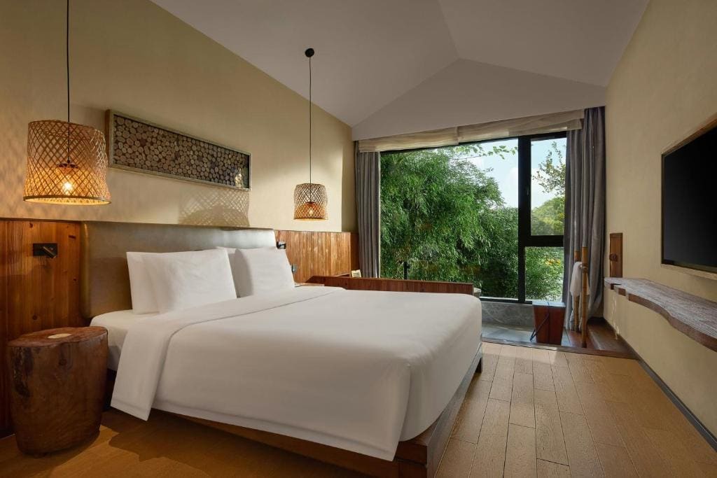 Queen Room with Sofa Bed and Mountain View room - Image 3