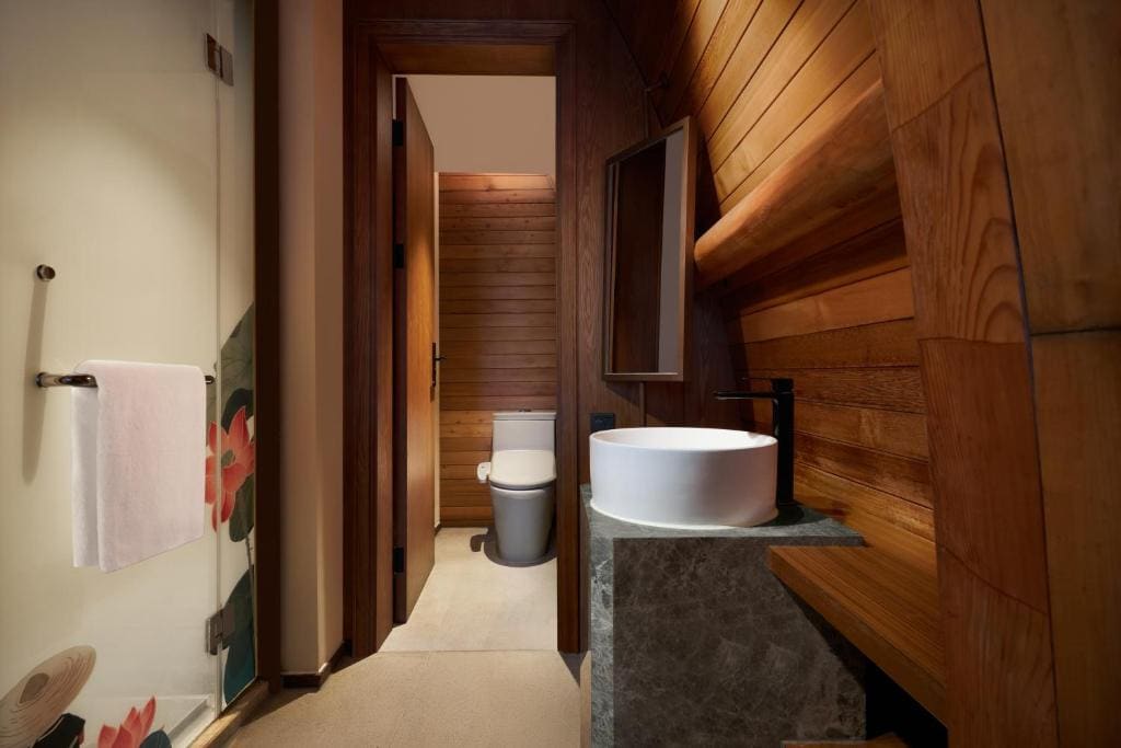Suite, 1 Queen or 2 Twin, Sofa bed, Lake view room - Image 2