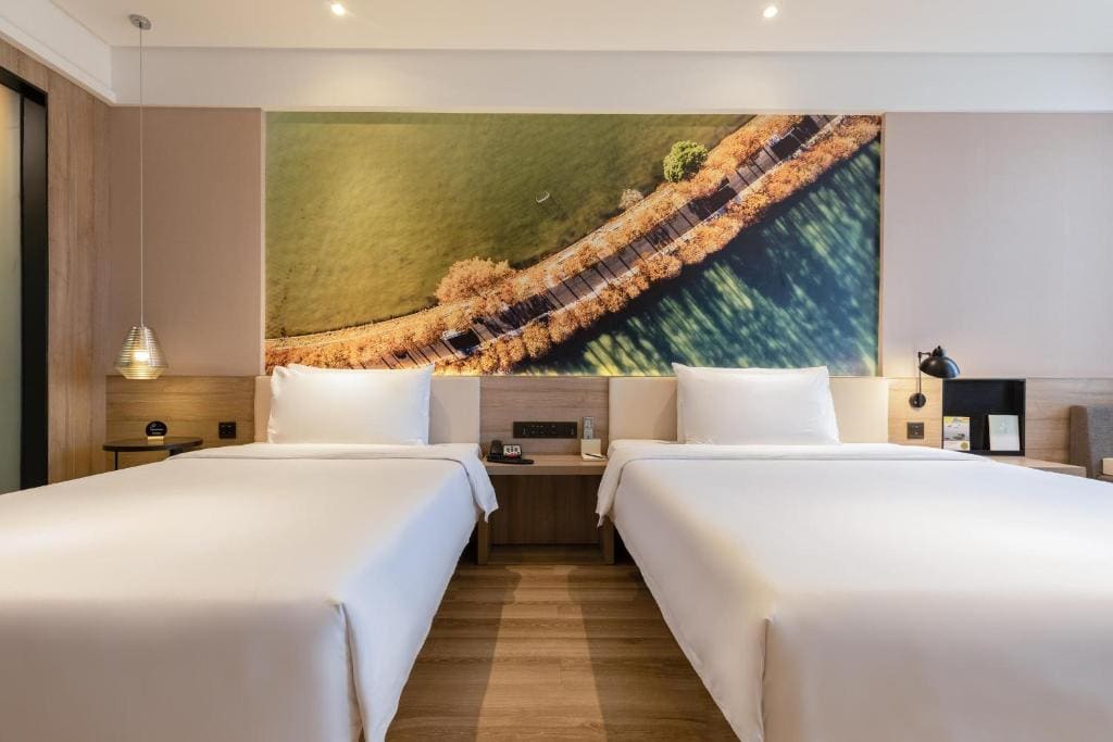 Deluxe Family Room room - Image 3