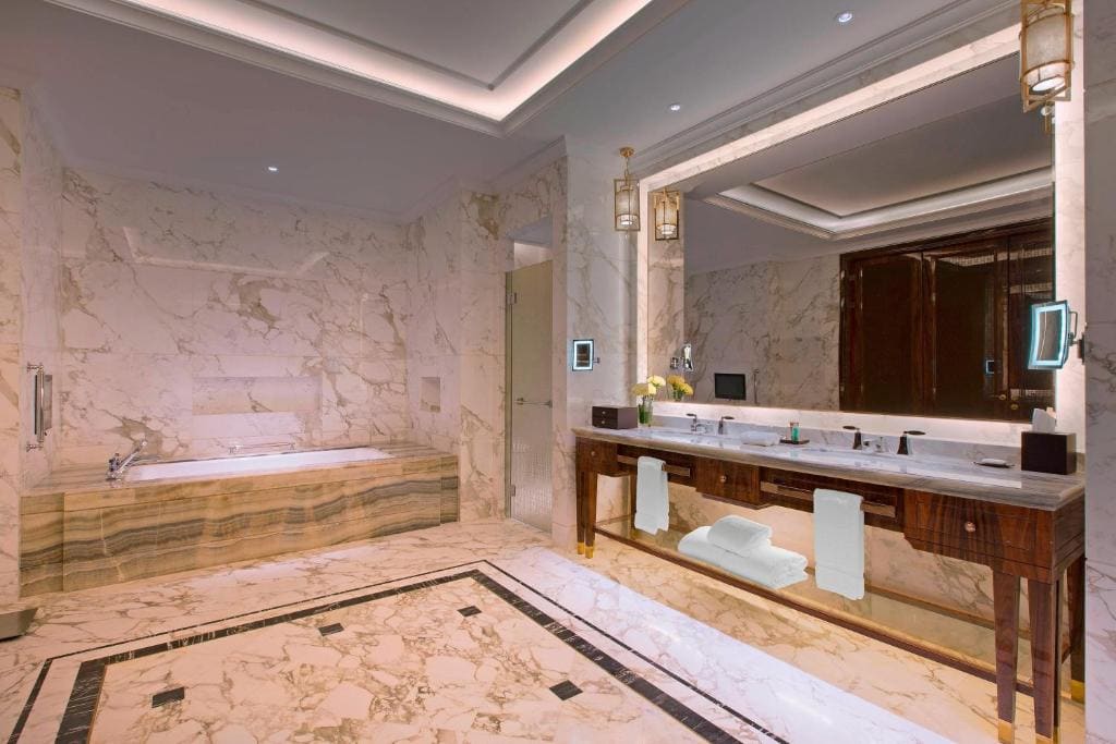 Deluxe King Room room - Image 2