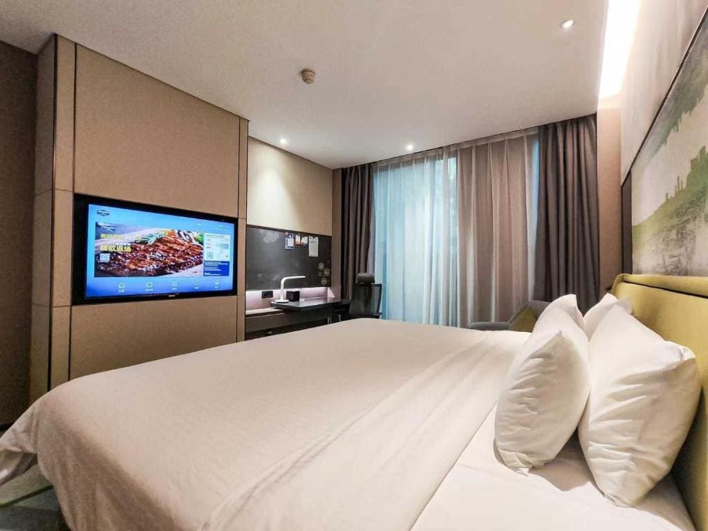 Deluxe Queen Room room - Image 2