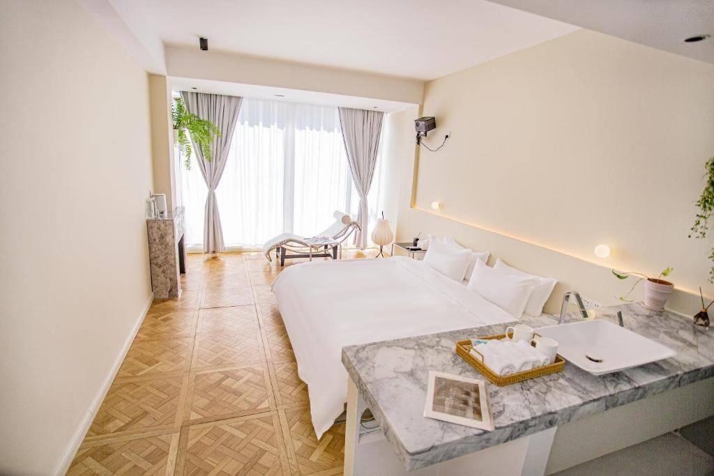 King Room with Lake View room - Image 2