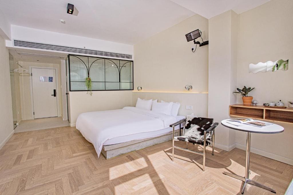 Deluxe King Room room - Image 2