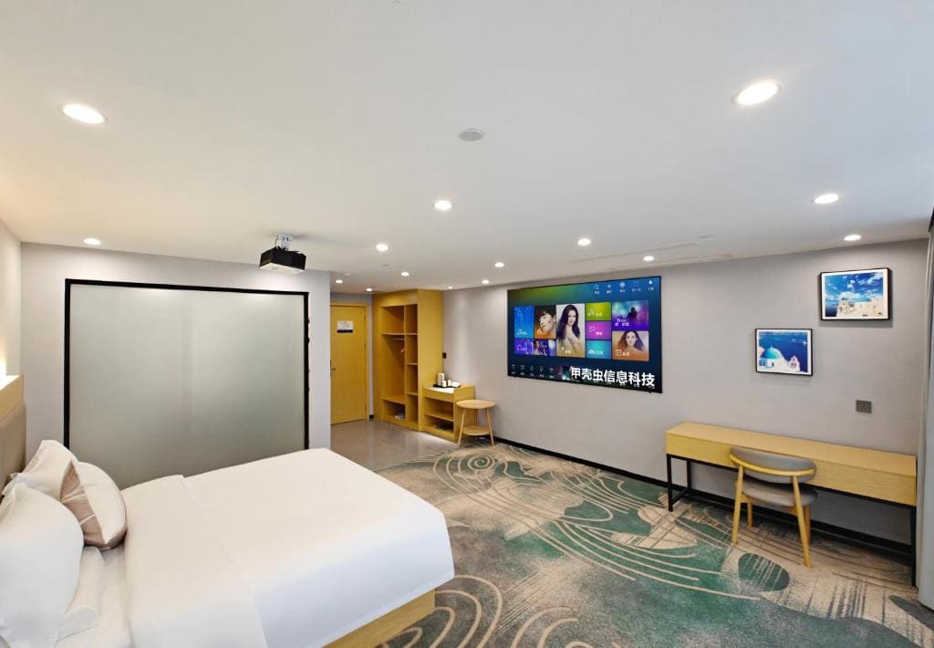Deluxe Queen Room room - Image 3