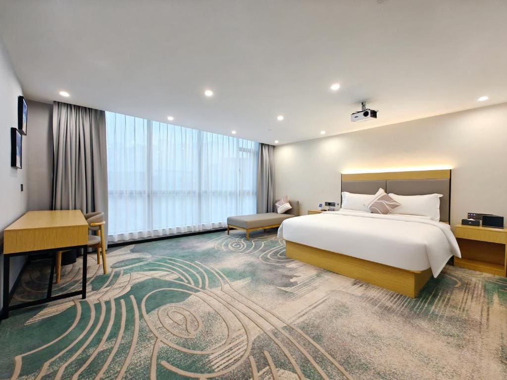 Deluxe Queen Room room - Image 2