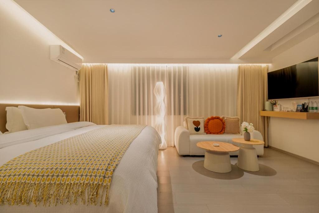 Deluxe Queen Room room - Image 3