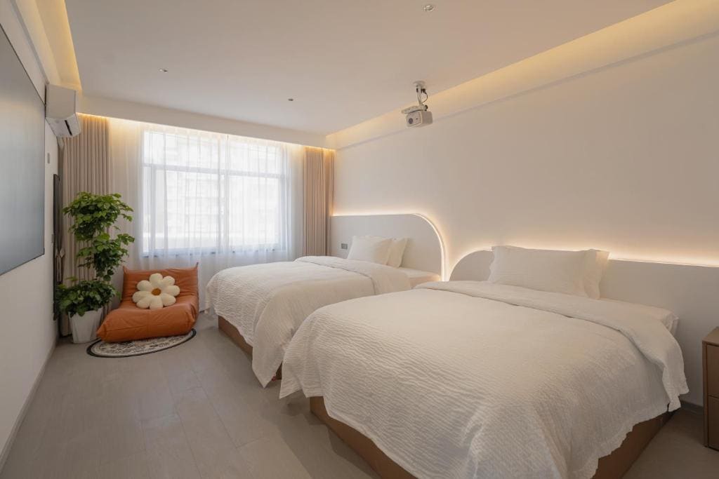Family Room room - Image 2