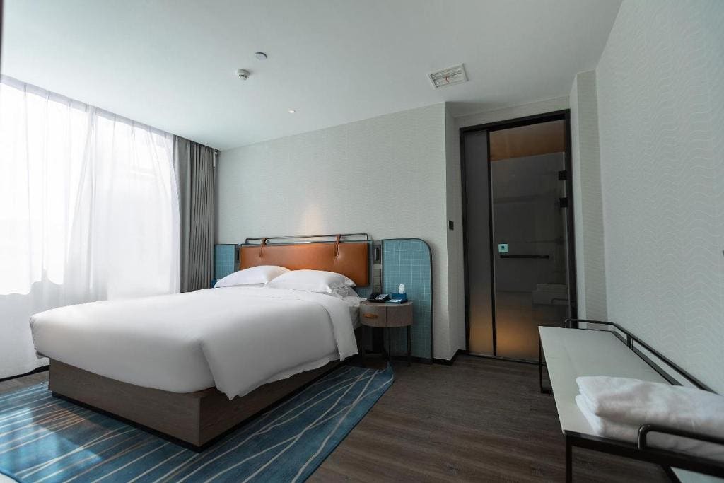 Deluxe Queen Room room - Image 3