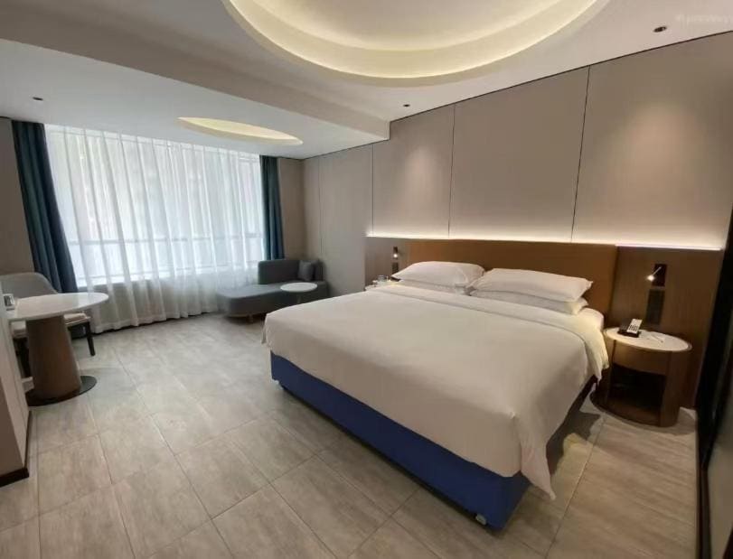 Smart Queen Room room - Image 1