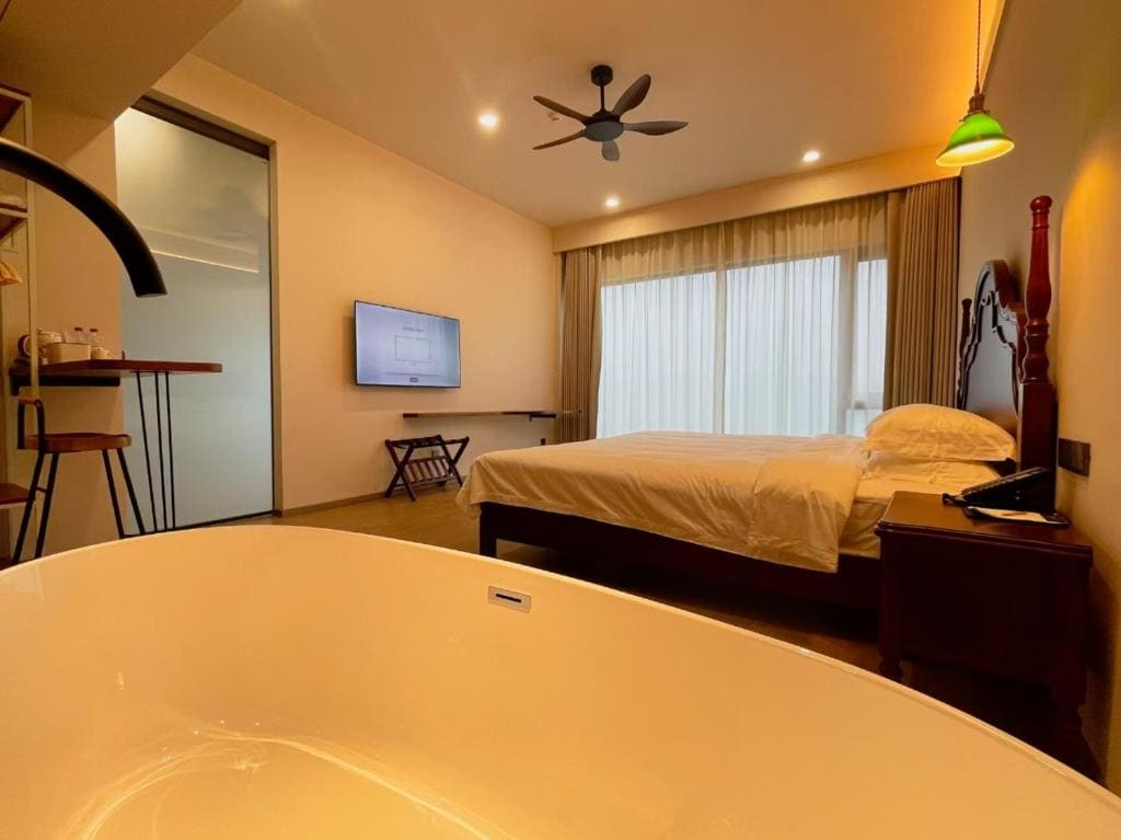 Deluxe King Suite room - Image 1