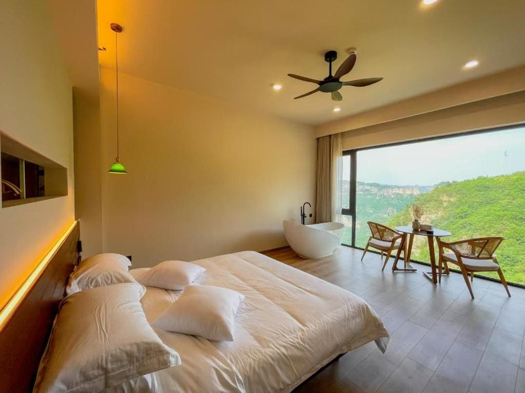 Double Room with Spa Bath room - Image 1