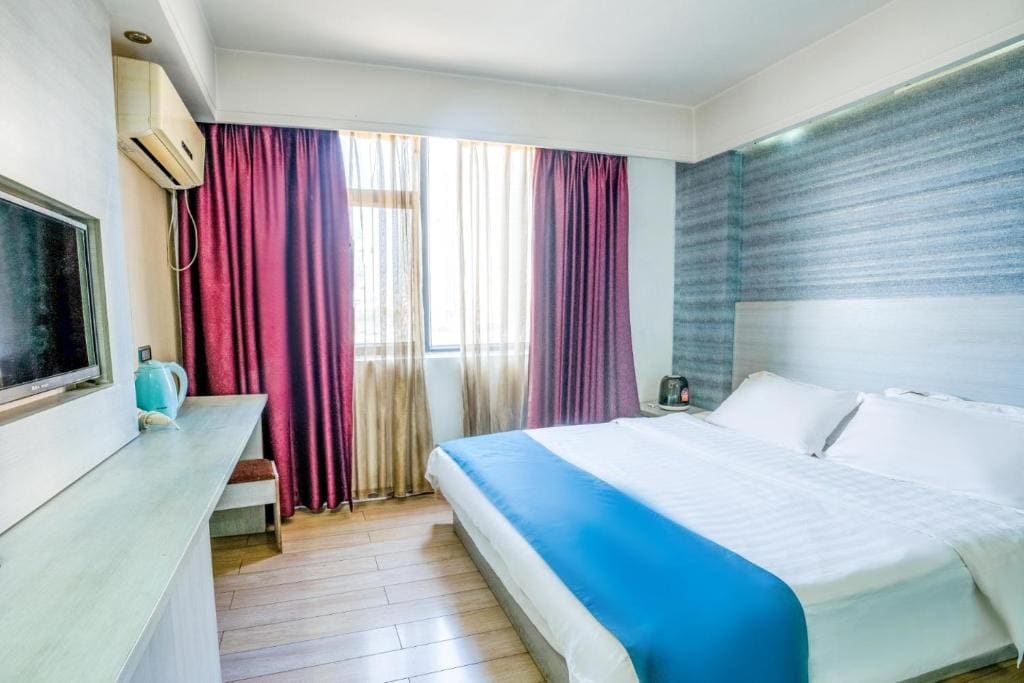 Single Room with Private External Bathroom room - Image 1