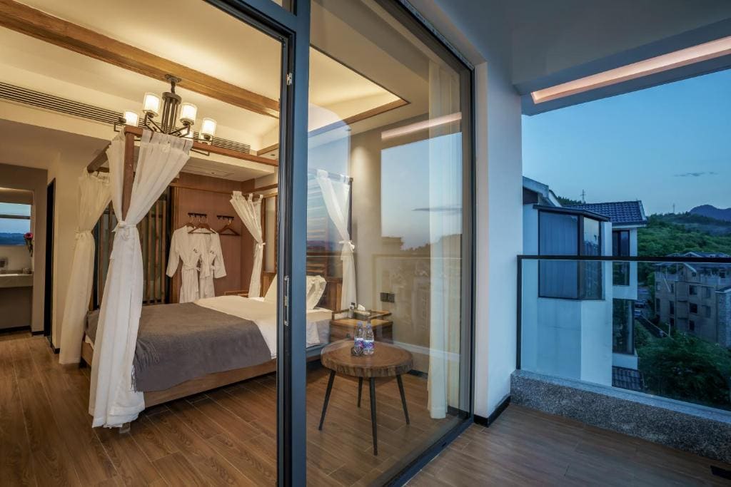 Family Room with Balcony room - Image 1