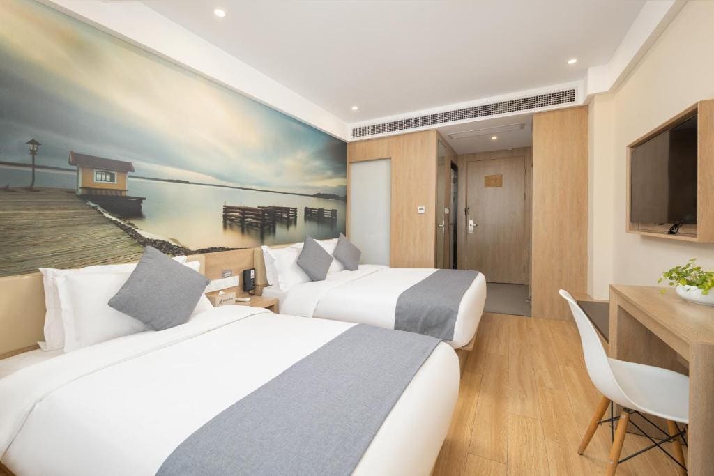 Standard Family Room room - Image 2