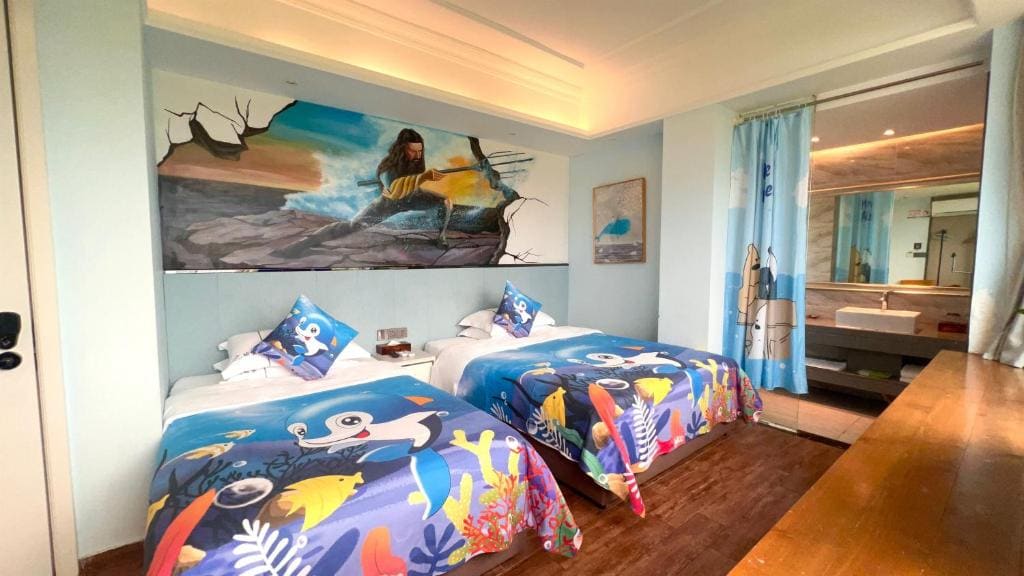 Deluxe Family Room room - Image 2