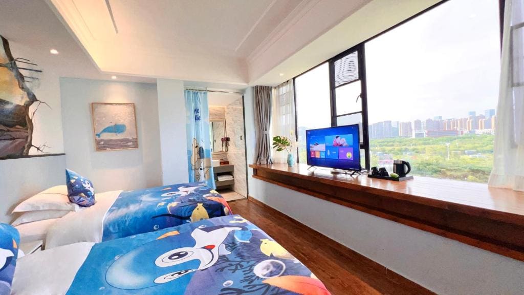 Deluxe Family Room room - Image 3