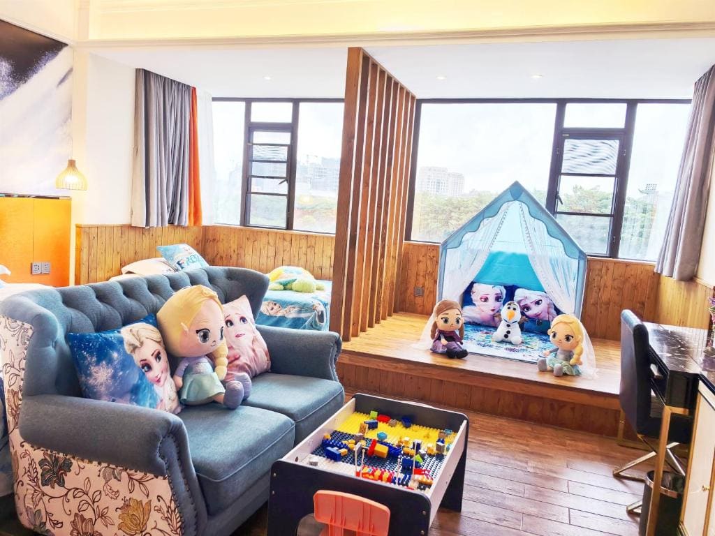 Standard Family Room room - Image 3