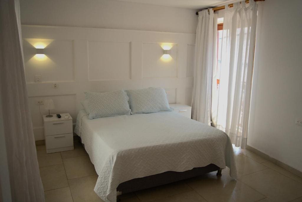 Double Room with Balcony room - Image 2