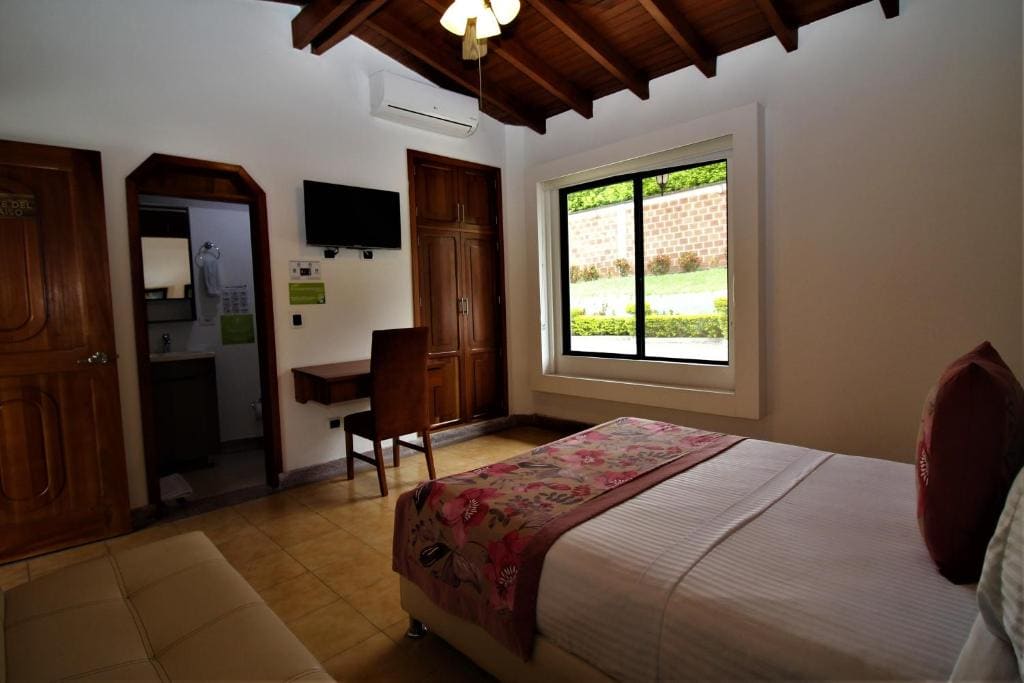 Deluxe Queen Room room - Image 1