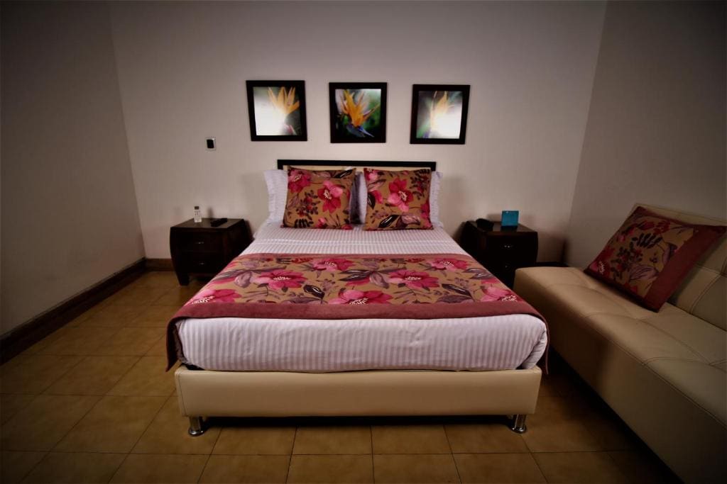 Deluxe Queen Room room - Image 2
