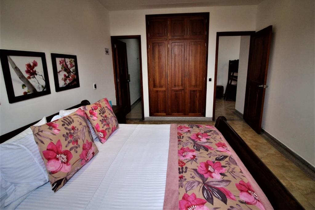 Family Room with Private Bathroom room - Image 3