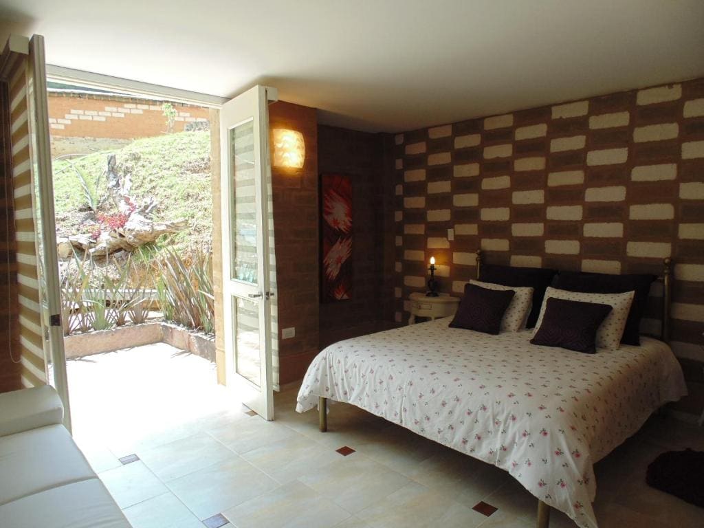 Queen Suite room - Image 1