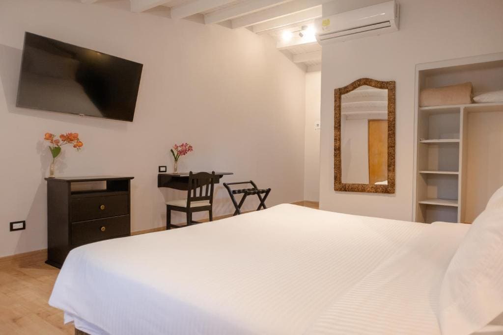 King Premium Room with Pool View - Non-Smoking room - Image 3